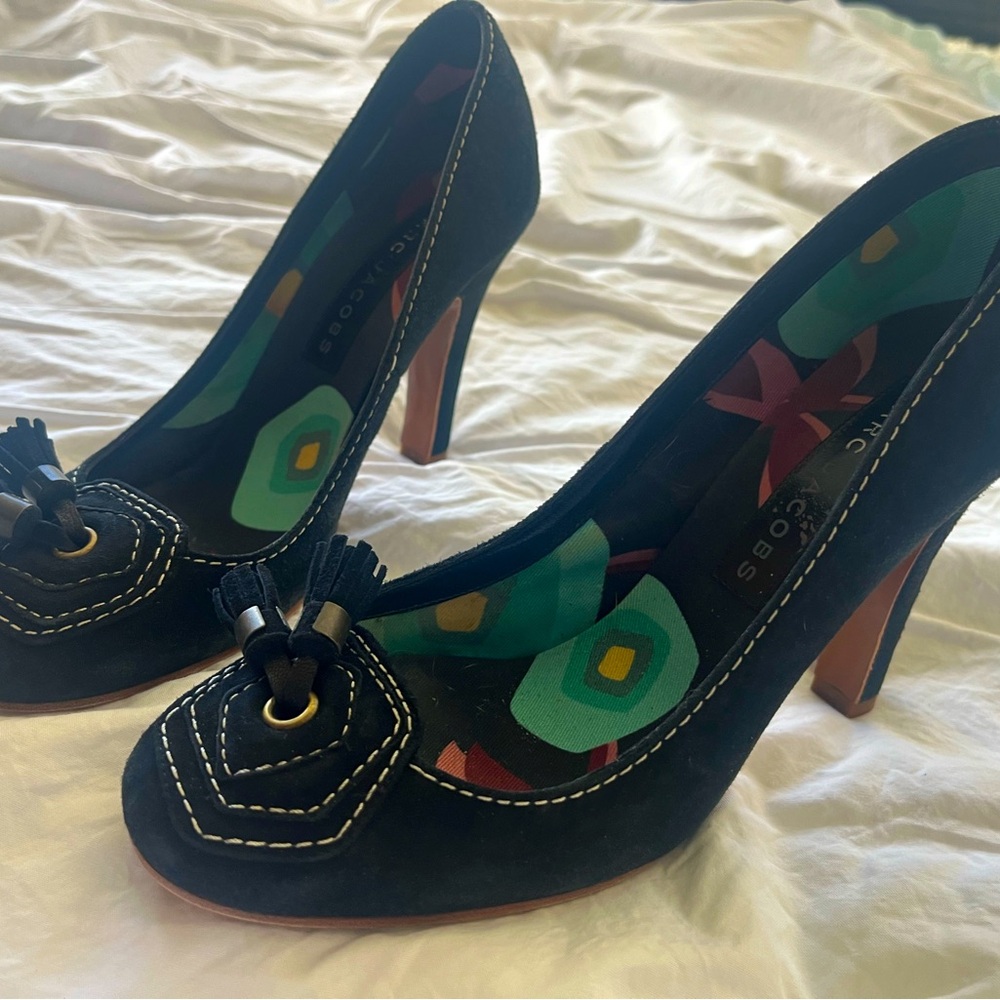US7 Marc Jacobs dark navy suede pumps with white stitch detail & tassle